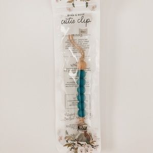 NWT Ryan & Rose Maui Clip